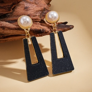 Boucles d'oreilles perles géométriques avec pendentif trapèze noir fini doré