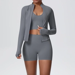 Détail de la veste de yoga sans couture avec col montant et passants pour les pouces