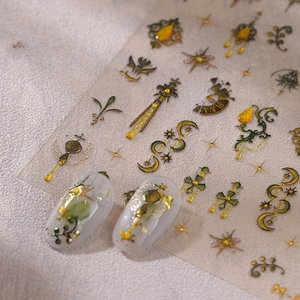 Vintage Goldfolien-Nagelsticker mit Mond- und Sternmustern auf Olivgrün und Gelb