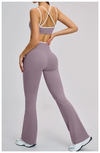 Dettaglio del reggiseno sportivo incrociato e dei pantaloni yoga svasati viola morandi