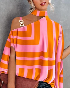 Detail der pink-orange gestreiften Bluse mit goldener Kette an einer Schulterpartie