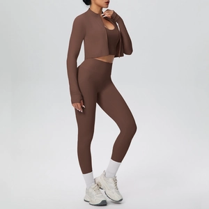 Dettaglio set yoga 3 pezzi marrone con giacca a zip e leggings sportivi alta vita