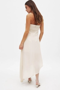 Détail d'une robe midi beige bustier montrant la silhouette du dos et la fermeture éclair invisible