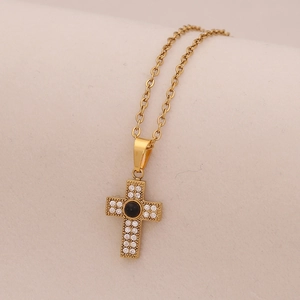 Collana a croce in acciaio dorato con micro-zirconi e pietra centrale nera lucida
