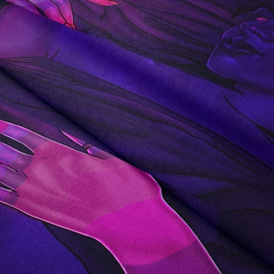Detailansicht eines Cyberpunk-Wandteppichs aus weichem Flanell mit lebhaftem Kunstdruck