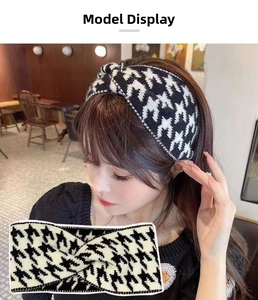 Détail du bandeau tricoté en pied-de-poule d'hiver avec nœud croisé et texture en laine