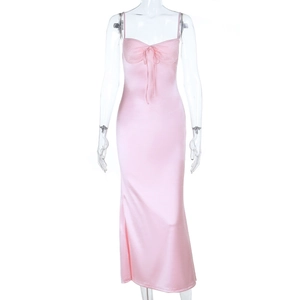 Dettaglio dell'abito in raso rosa con pizzo delicato e fiocco con coulisse sul petto