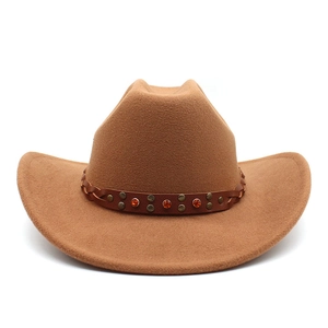 Détail d'un chapeau de cowboy en feutre marron avec bandeau en cuir et gemmes orange