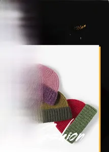 Détail de bonnets en grosse maille bicolores en rose, vert olive et rouge-vert