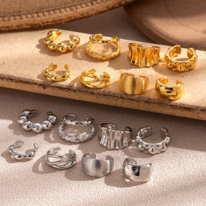 Minimalistische Earcuffs Kollektion in Gold und Silber mit diversen Metalldesigns