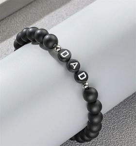 Herren Armband aus 8mm matten schwarzen Perlen mit DAD-Anhänger und Silberakzenten