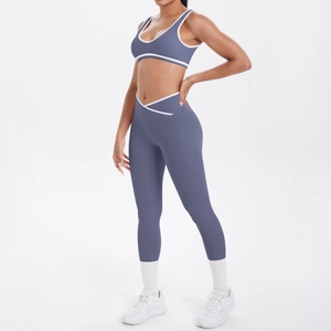 Detailansicht der V-förmigen Crossover-Yogahose und des passenden blauen Crop-Tops