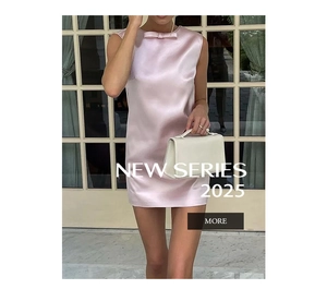 Détail de la robe mini en satin rose clair montrant la texture soie et le col à nœud