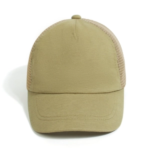 Detailansicht eines khakifarbenen Kinder-Trucker-Basecaps mit atmungsaktivem Mesh