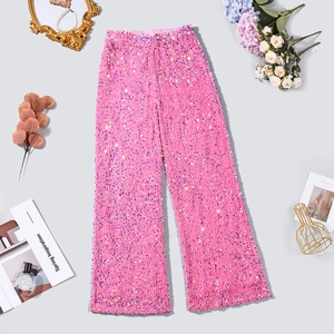 Pantalon large à paillettes roses avec accessoires élégants et magazine mode