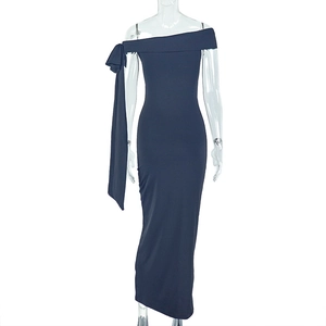 Détail d'une robe élégante bleu marine à épaules dénudées avec un nœud décoratif latéral