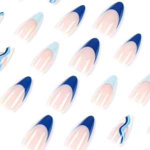 Unghie finte design francese a onde blu e bianche con finitura lucida e forma lunga