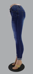 Detailansicht der blau gewaschenen Skinny Jeans mit Umschlag und Fransen am Beinsaum