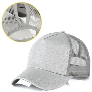 Dettaglio cappello con foro per coda di cavallo e tessuto mesh glitterato argento