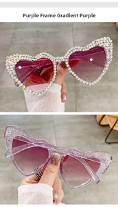 Dettaglio occhiali da sole a cuore con lenti viola sfumate e montatura con strass brillanti