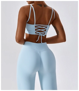 Détail de l'ensemble de yoga côtelé bleu clair avec bretelles croisées dans le dos