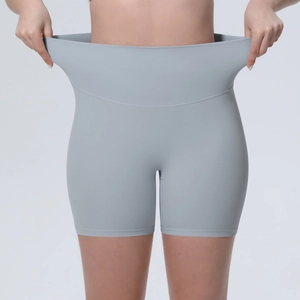 Détail d'un short de yoga taille haute montrant l'élasticité et le tissu bleu sans couture
