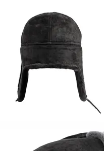 Detalle de gorro de invierno negro con forro de piel sintética gruesa y ante cosido