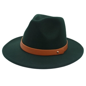 Détail d'un chapeau fedora vert foncé en laine avec ruban cuir et rivet doré brillant