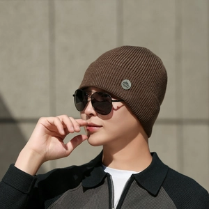 Berretto in maglia a coste marrone scuro da uomo con emblema, caldo cappello invernale casual