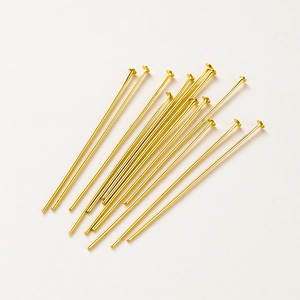Macro-opname van 14K vergulde platte kopspelden voor DIY-sieraden maken en kralen