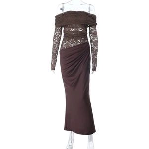 Dettaglio vestito in pizzo marrone scuro con spalle scoperte e maniche lunghe