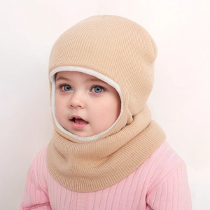 Texture de maille détaillée et doublure en peluche blanche de la tuque de bébé