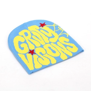 Détail du bonnet en maille bleu avec lettrage Grim Visions jaune et broderie étoile rouge