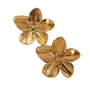 Elegant gold flower stud earrings in stainless steel with textured radial petals