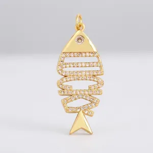 Vue détaillée du pendentif en forme d'arête de poisson en cuivre et zircons blancs