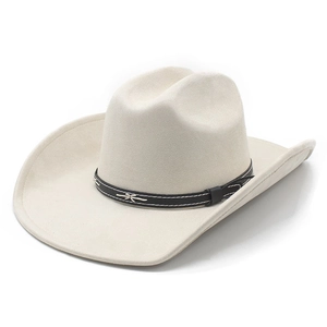 Cappello da cowboy beige con cinturino in pelle nera e fibbia metallica su sfondo bianco