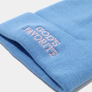 Bonnet en tricot bleu ciel avec broderie God's Favorite rose et large bord à revers chic