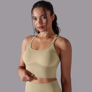 Détail du soutien-gorge de sport sans couture kaki avec large bande côtelée et texture
