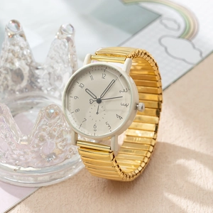 Détail d'une montre à quartz avec bracelet extensible doré et cadran à chiffres d'art