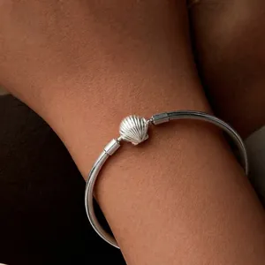 Elegant s925 sterling silver shell clasp bangle bracelet for ocean style jewelry lovers