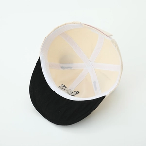 Détail de l'intérieur de la casquette en coton montrant la bande de confort et les coutures