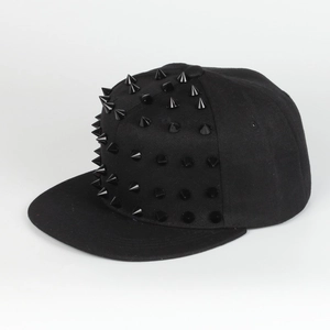 Detailansicht Snapback Cap im Street Punk Stil mit dichten schwarzen Kegelnieten