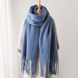 Vue détaillée d'une écharpe longue en tricot mohair bleu gris avec de doux franges