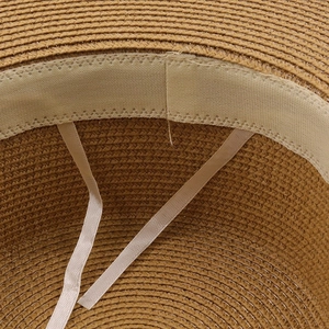 Strohhut-Innendetails mit verstellbarem Schweißband und eleganter Webstruktur