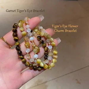 Bracelet perlé en œil de tigre et perles avec breloque fleur dorée au style luxueux