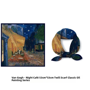 Détail du foulard 53cm Van Gogh Terrasse du café le soir en vue plate et nouée au cou