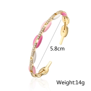 Dettaglio del bracciale aperto placcato oro 18K con smalto rosa bianco e zirconi lucidi