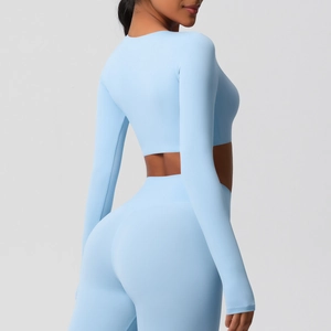 Détail du haut court bleu clair et pantalon de yoga taille haute à texture mate