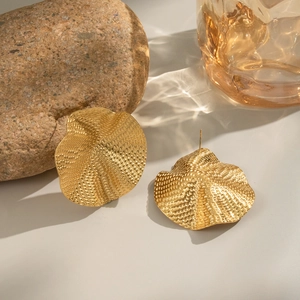 Minimalist gold ruffled wave stud earrings with hammer texture for women accessories