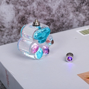 Dettaglio del ciondolo in resina a zampa di gatto con componente LED e luce viola soffusa